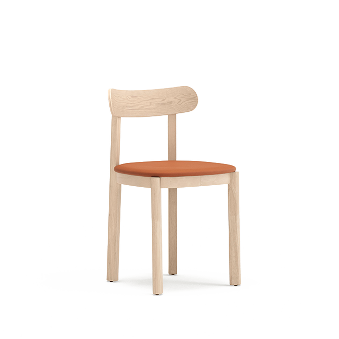 Silla de madera natural con respaldo curvo y cojín naranja en el asiento.